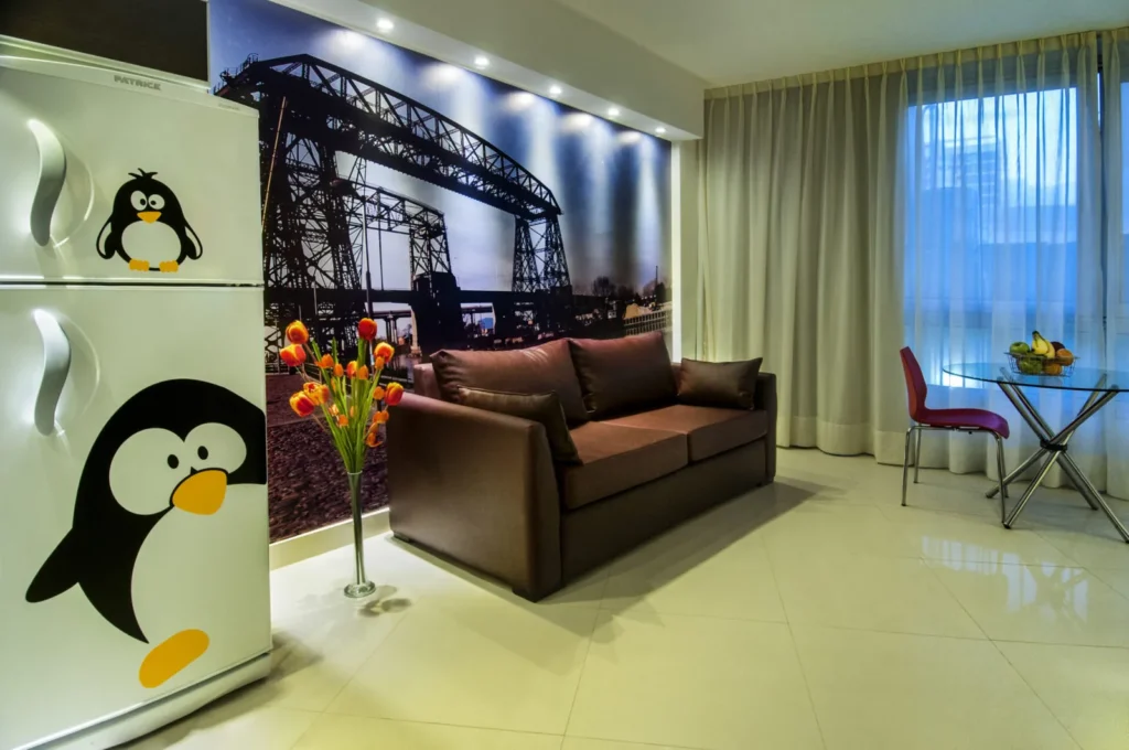 Sector de estar de la habitación Superior con sillón marrón y mural de un puente