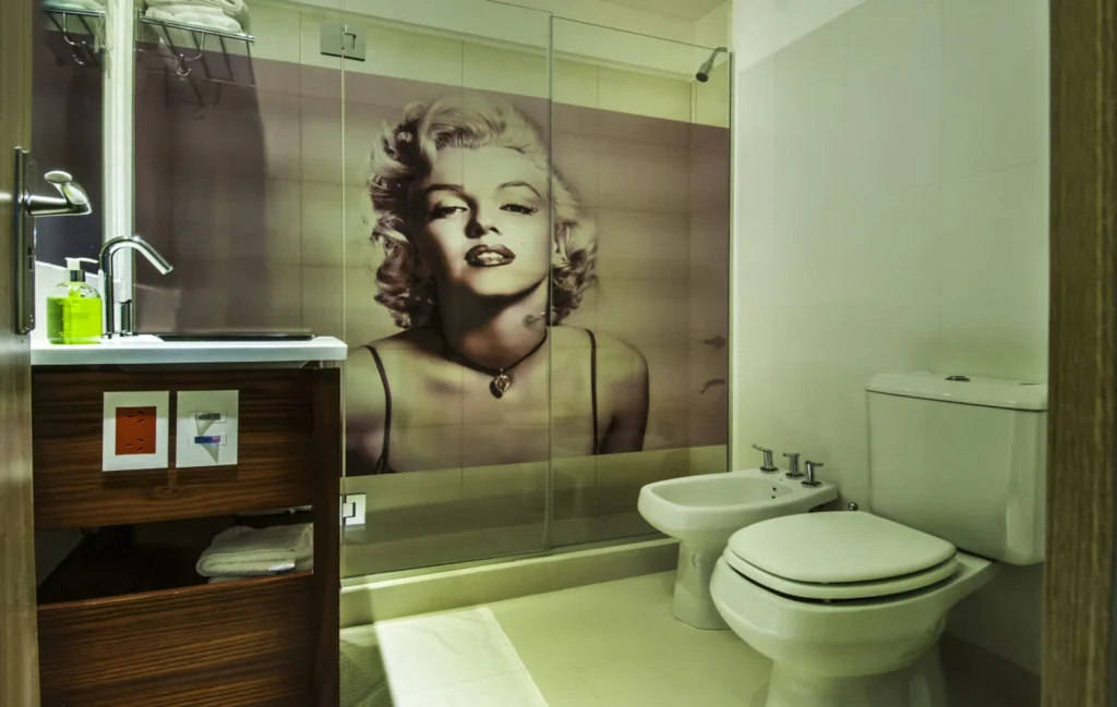 Baño de la habitación Superior decorado con un gran mural retrato