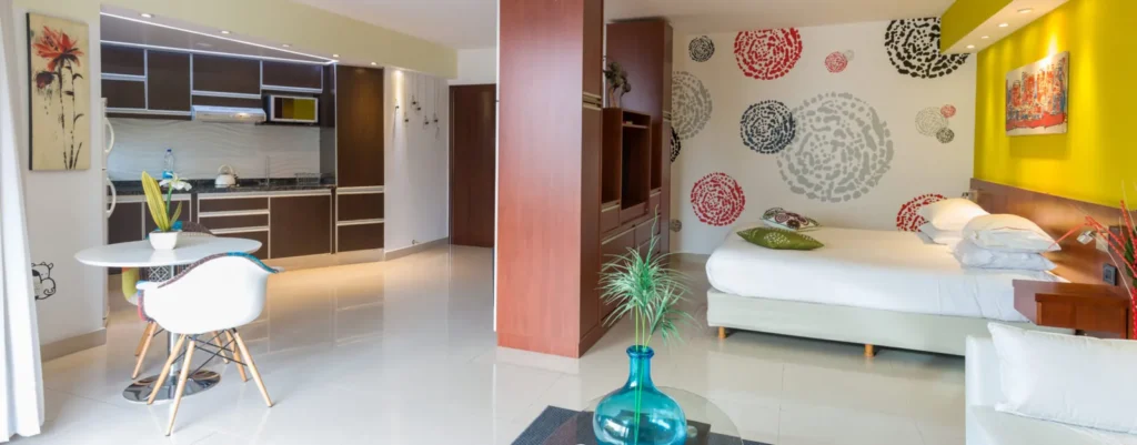 Habitación Superior con balcón, living y florero turquesa