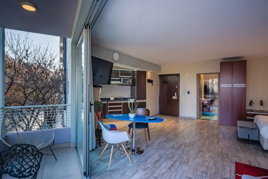 Comedor de la habitación Superior con ventanal y vista a la ciudad