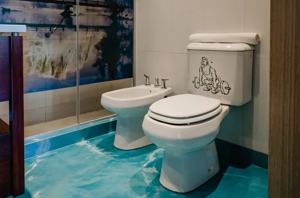 Bathroom of the Superior Room with Balcony with a sea mural