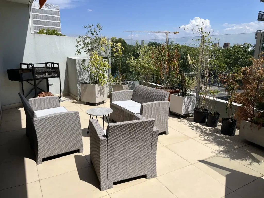 Terraza de la Shoshana Suite con sillones de exterior y vista al verde